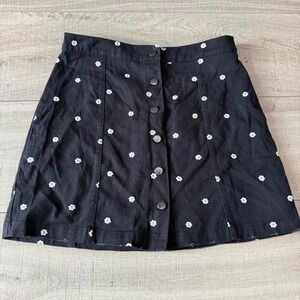 Black Mini Skirt – Button Front w/ Embroidered Daisies - Size‎ L